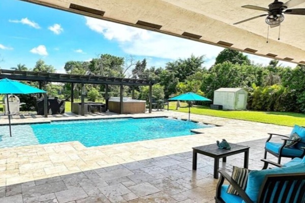 Piscina coberta i piscina a l'aire lliure