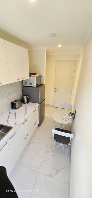 Fridge, microwave, stovetop, electric kettle - Be My Guest in Beachlands (Beachlands)