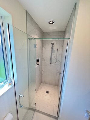 Shower, hair dryer, towels, soap - Be My Guest in Beachlands (Beachlands)