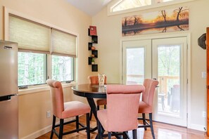 Dining - Home for Holidays Poplar Treehouse Near Asheville - Pet Friendly (Marshall)