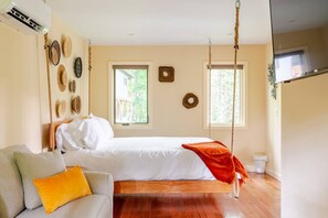 2 bedrooms, iron/ironing board, travel crib, free WiFi - Home for Holidays Poplar Treehouse Near Asheville - Pet Friendly (Marshall)