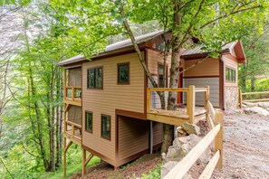 Exterior - Home for Holidays Poplar Treehouse Near Asheville - Pet Friendly (Marshall)