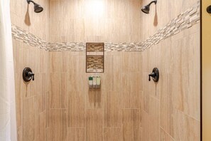 Hair dryer, towels - Spring in Mtns Poplar Treehouse Near Asheville - Pet Friendly (Marshall)