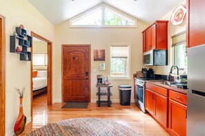 Fridge, microwave, oven, stovetop - Home for Holidays Poplar Treehouse Near Asheville - Pet Friendly (Marshall)