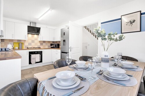 MKRetreat 6 bed house,sleep 7 guests,6 car parking