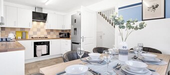 MKRetreat 6 bed house,sleep 7 guests,6 car parking