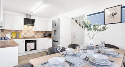 MKRetreat 6 bed house,sleep 7 guests,6 car parking