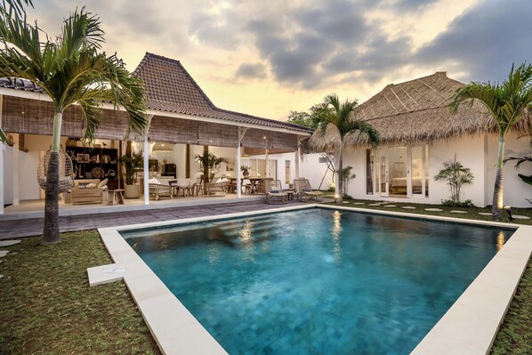 Outdoor pool, sun loungers - A Casa Di Renucci by Alfred in Bali (Seminyak)