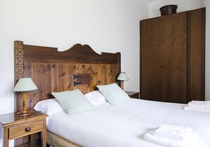 Apartment (2 pax) | Hypo-allergenic bedding, free WiFi, bed sheets - Apartamentos Linsoles (Benasque)
