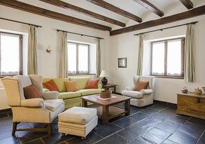 Apartment (4 pax) | Living area - Apartamentos Linsoles (Benasque)