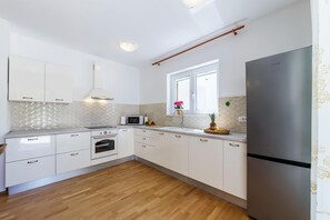 Køleskab, mikrobølgeovn, ovn, kogeplade
