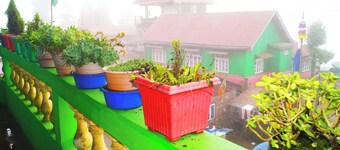 Darjeeling Peaceful Home in Ghoom Pine Forest with Wine & Dine