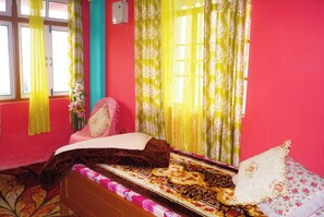 3 bedrooms, WiFi, bed sheets - Darjeeling Peaceful Home in Ghoom Pine Forest with Wine & Dine (Darjeeling)