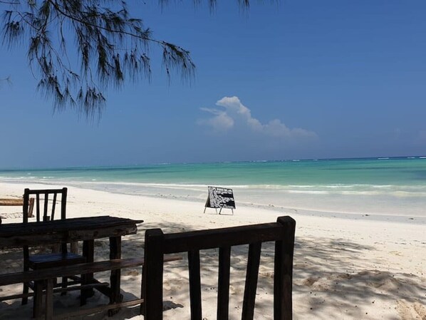 Una spiaggia nelle vicinanze, lettini da mare