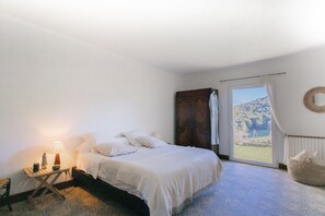 5 bedrooms, free WiFi, bed sheets - Holiday Home 'Chez Jean Viti' with Private Garden and Wi-Fi (Levie)