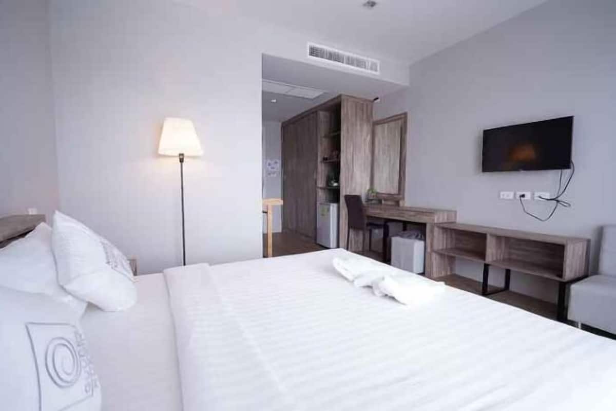 In-room safe, desk, free WiFi, bed sheets