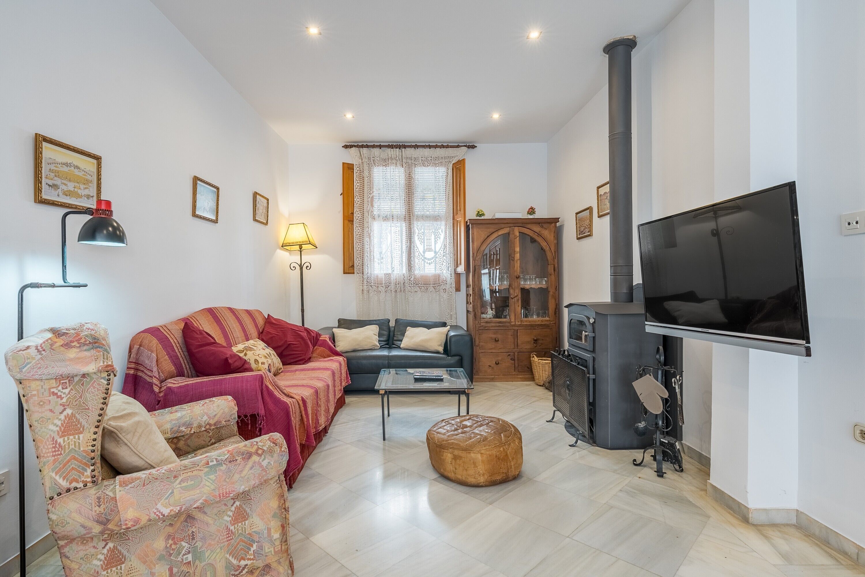 Una televisión, una chimenea