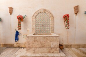 المنطقة المحيطة بالمنشأة