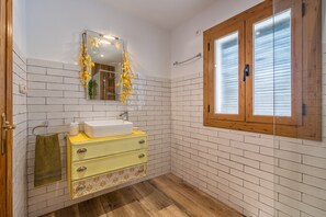 シャワー、ヘアドライヤー、タオル