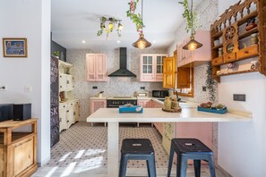 Fridge, microwave, oven, stovetop - Vacation Home "El Naranjo Azul" with Mountain View, 2 Balconies & Wi-Fi (Lecrin)