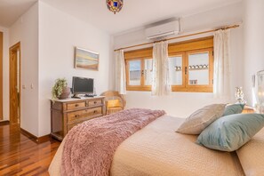 3 bedrooms, iron/ironing board, free WiFi, bed sheets - Vacation Home "El Naranjo Azul" with Mountain View, 2 Balconies & Wi-Fi (Lecrin)