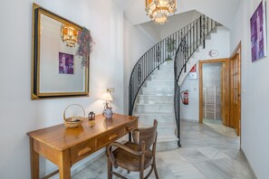 Interior - Vacation Home "El Naranjo Azul" with Mountain View, 2 Balconies & Wi-Fi (Lecrin)