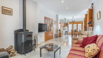TV, fireplace