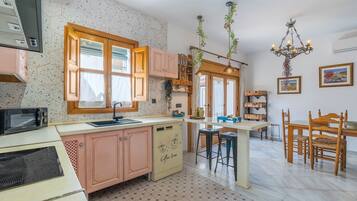 Frigorífico, microondas, horno y placa de cocina