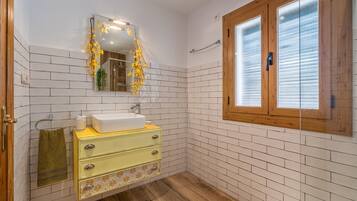 Dutxa, assecador de cabells i tovalloles