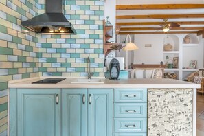 Fridge, microwave, stovetop, coffee/tea maker - Vacation Home "El Valle Verde" with Mountain View, Private Terrace & Wi-Fi (Lecrin)