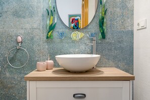 シャワー、ヘアドライヤー、タオル