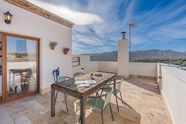 Outdoor dining - Vacation Home "El Valle Verde" with Mountain View, Private Terrace & Wi-Fi (Lecrin)