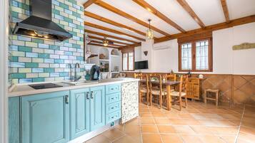 Refrigerador, microondas, parrilla de estufa y cafetera y tetera