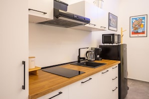 Kühlschrank, Mikrowelle, Herdplatte, Wasserkocher mit Kaffee-/Teezubehör