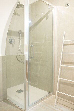 Shower, hair dryer, towels - Holiday Home 'Casanica1' with Shared Terrace & Wi-Fi (Palermo)