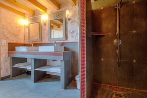 Douche, sèche-cheveux, serviettes fournies