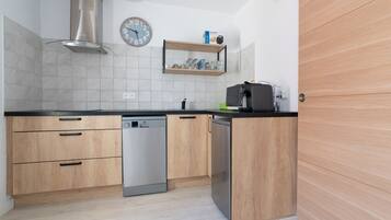 Geladeira, micro-ondas, cooktop, lava-louças