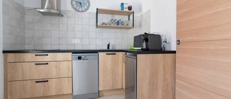 Réfrigérateur, micro-ondes, plaque de cuisson, lave-vaisselle