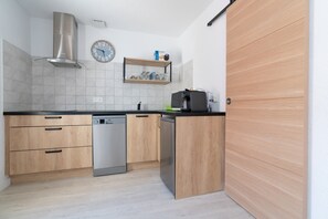 Réfrigérateur, micro-ondes, plaque de cuisson, lave-vaisselle