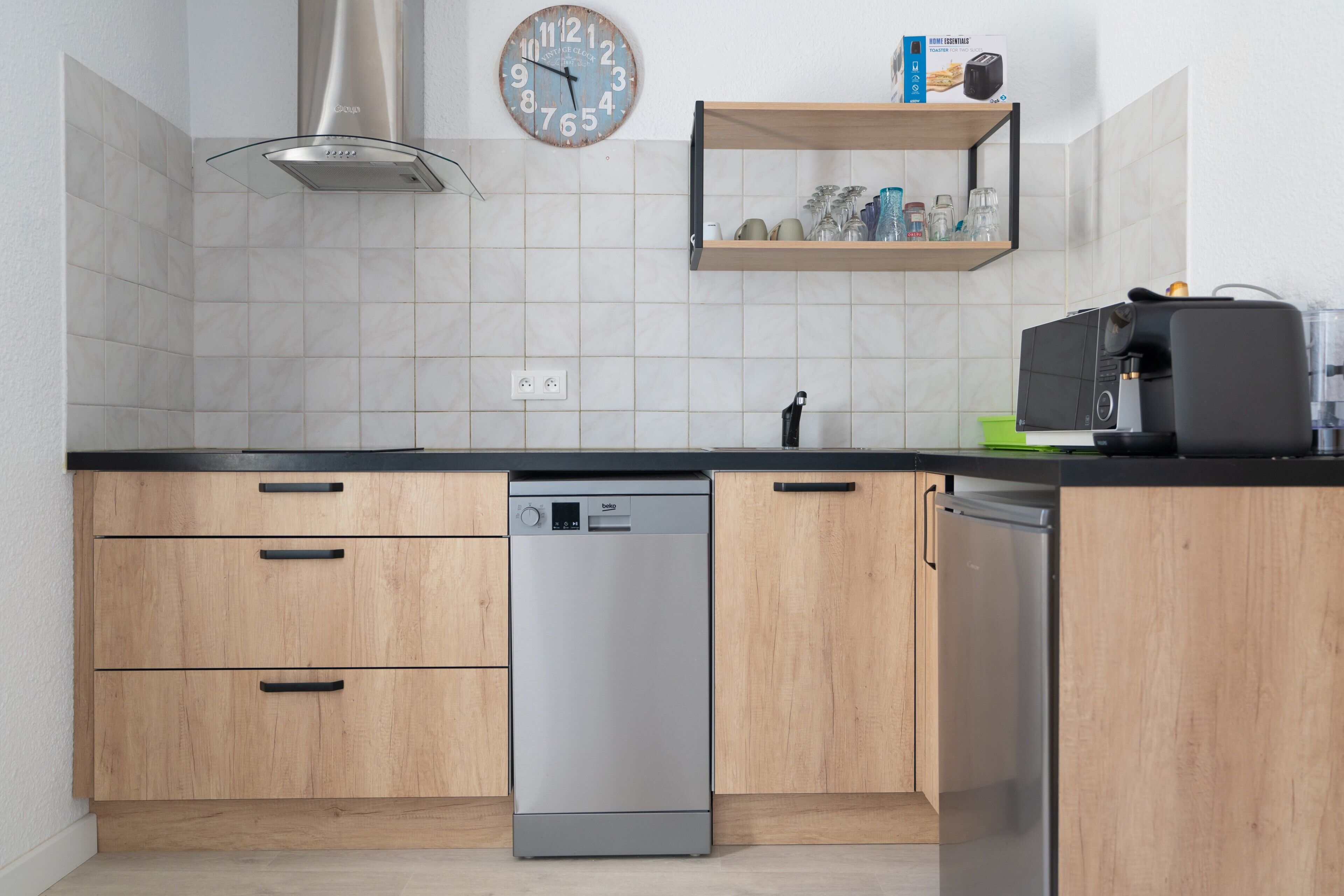 Réfrigérateur, micro-ondes, plaque de cuisson, lave-vaisselle
