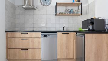 Réfrigérateur, micro-ondes, plaque de cuisson, lave-vaisselle