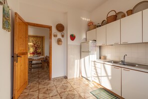 Frigorífico, horno, placa de cocina y cafetera o tetera