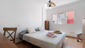 3 chambres, fer et planche à repasser, Wi-Fi gratuit, draps fournis