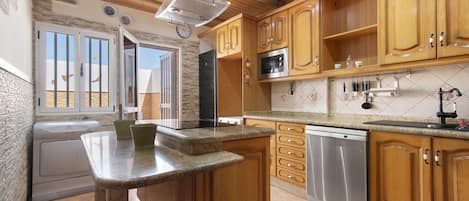 Refrigerador, microondas, horno y parrilla de estufa