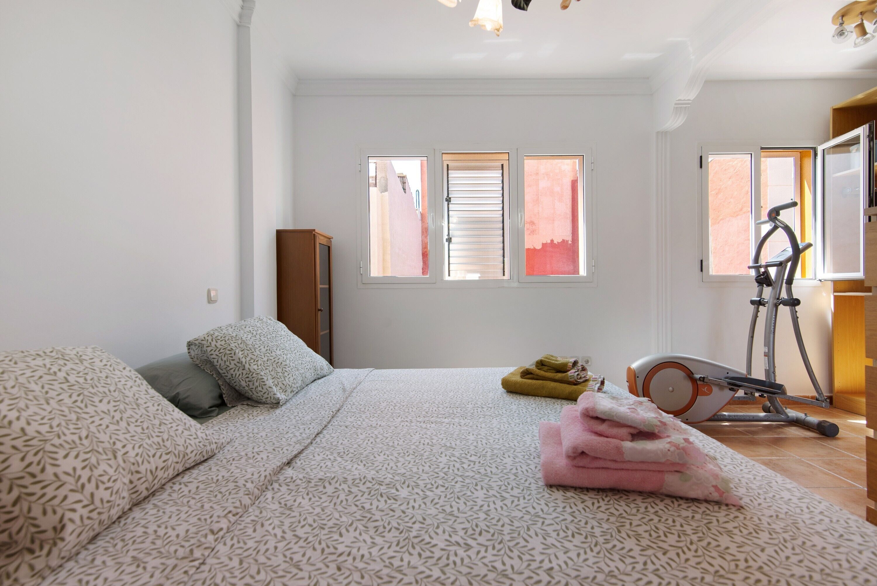 3 bedrooms, iron/ironing board, free WiFi, bed sheets