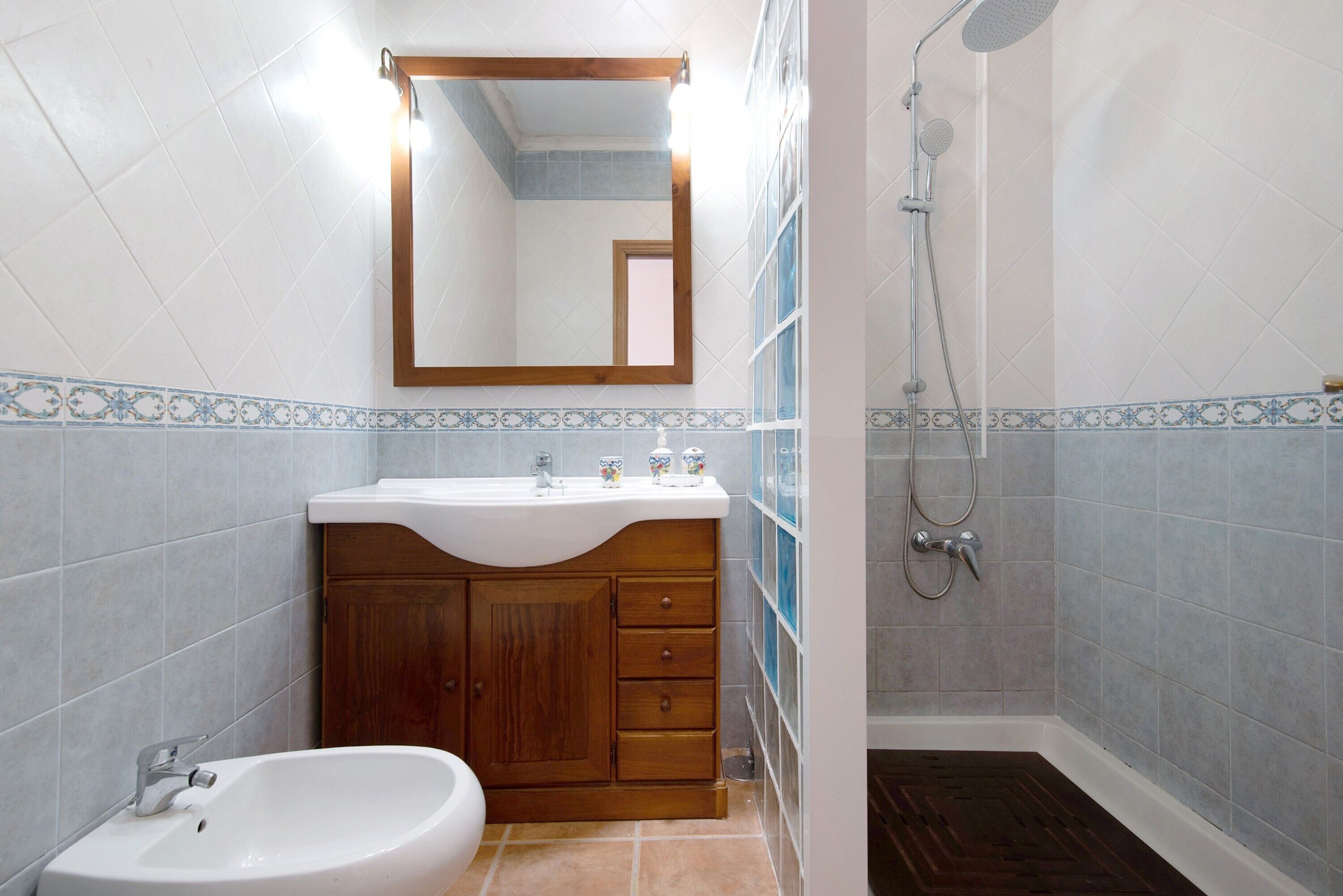 Bathtub, towels