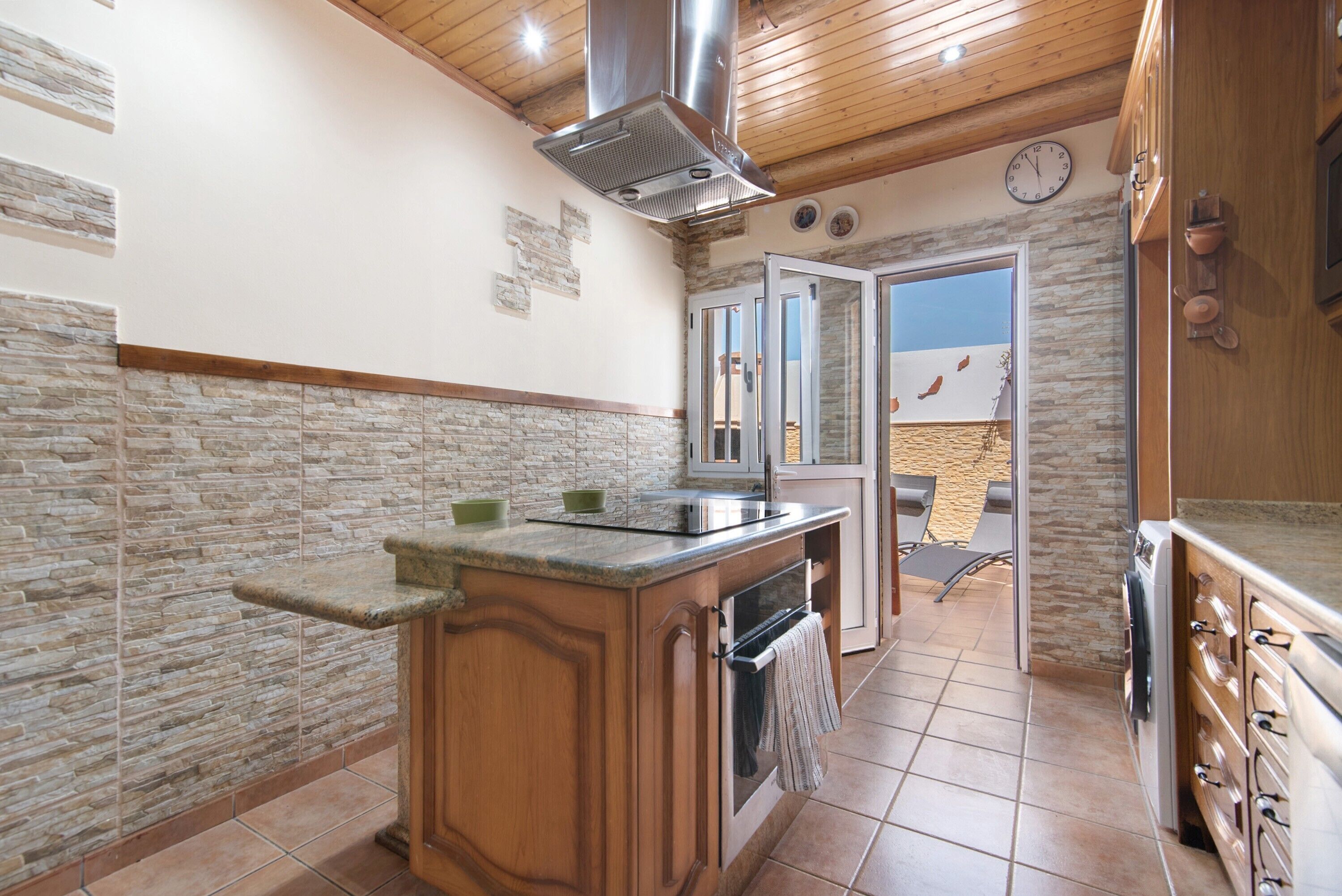 Kylskåp, mikrovågsugn, ugn och spishäll