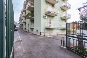 المنطقة المحيطة بالمنشأة