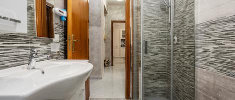 Bathtub, towels