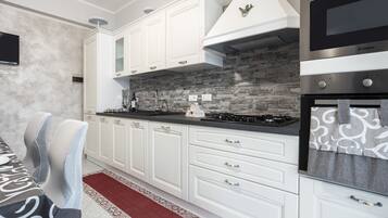 Kühlschrank, Mikrowelle, Ofen, Herdplatte
